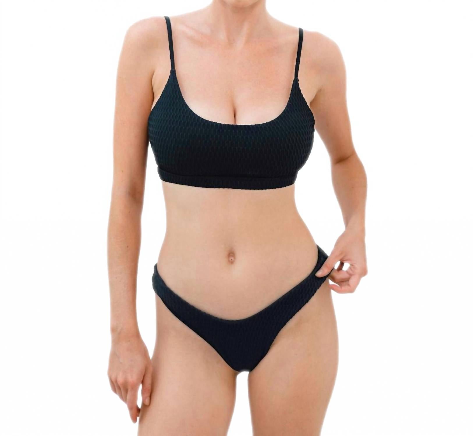 Топ бикини Midnight Surf в ретро-серфовом стиле с экологичной отделкой в полуночно-синем цвете Gigizara
Топ бикини Midnight Surf в ретро-серфовом стиле с экологичной отделкой в полуночно-синем цвете Gigizara