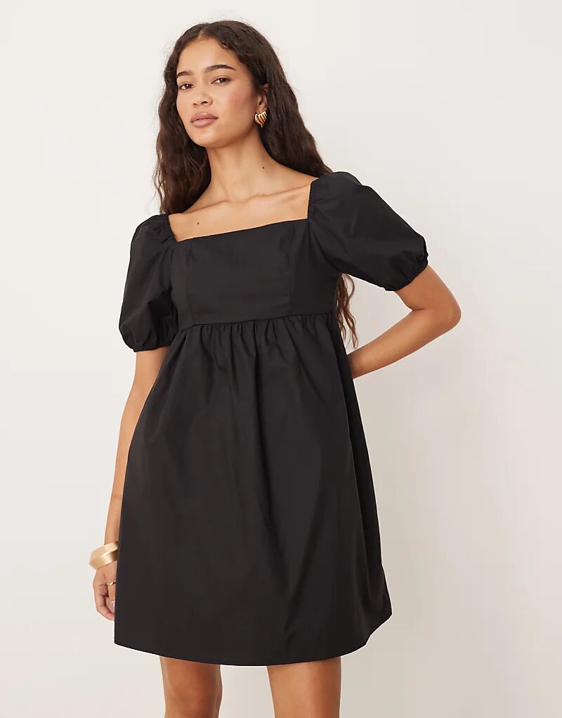 Гламурное мини-платье с квадратным вырезом черного цвета
Гламурное мини-платье с квадратным вырезом черного цвета