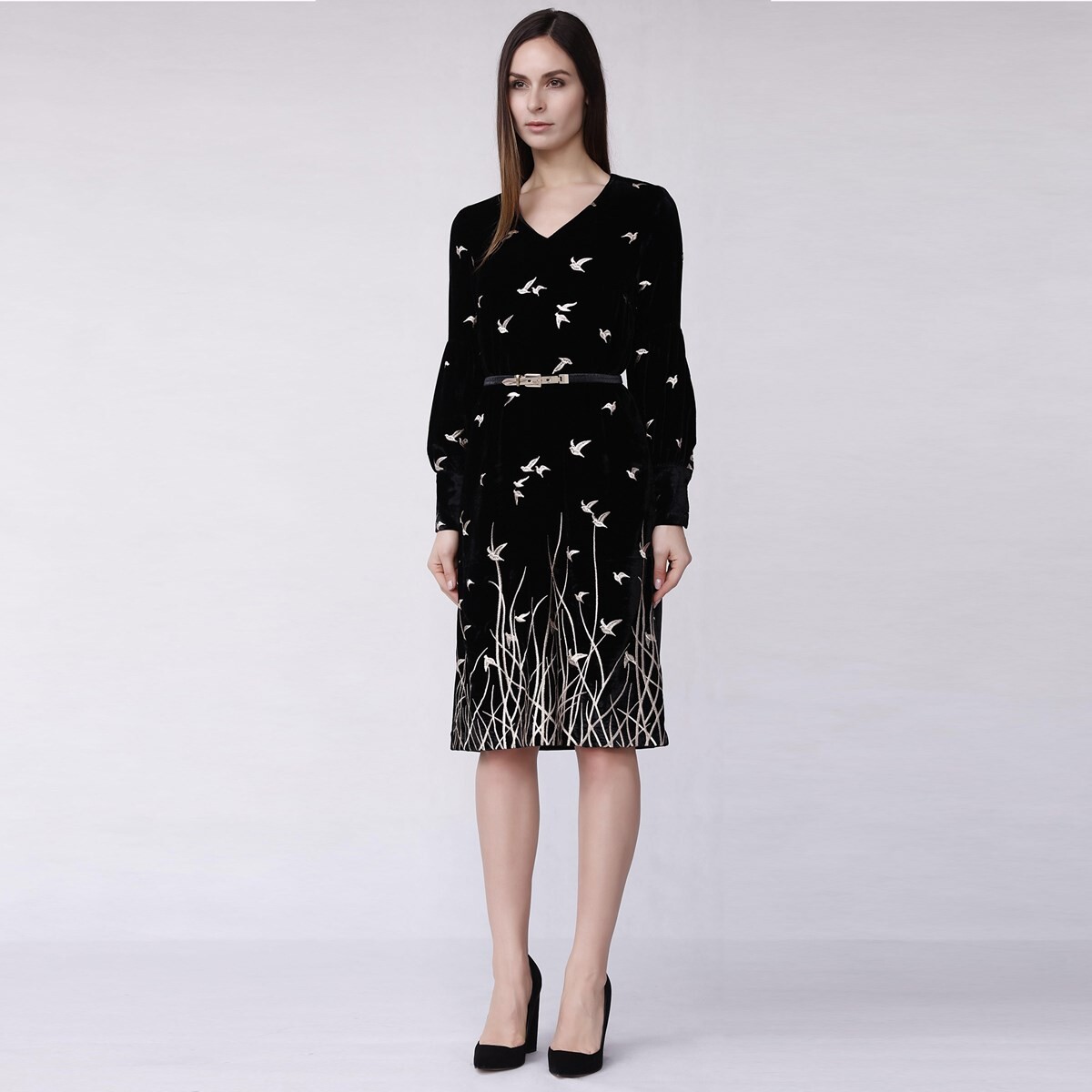 Бархатное платье с золотой вышивкой Smart And Joy, черный
Бархатное платье с золотой вышивкой Smart And Joy, черный