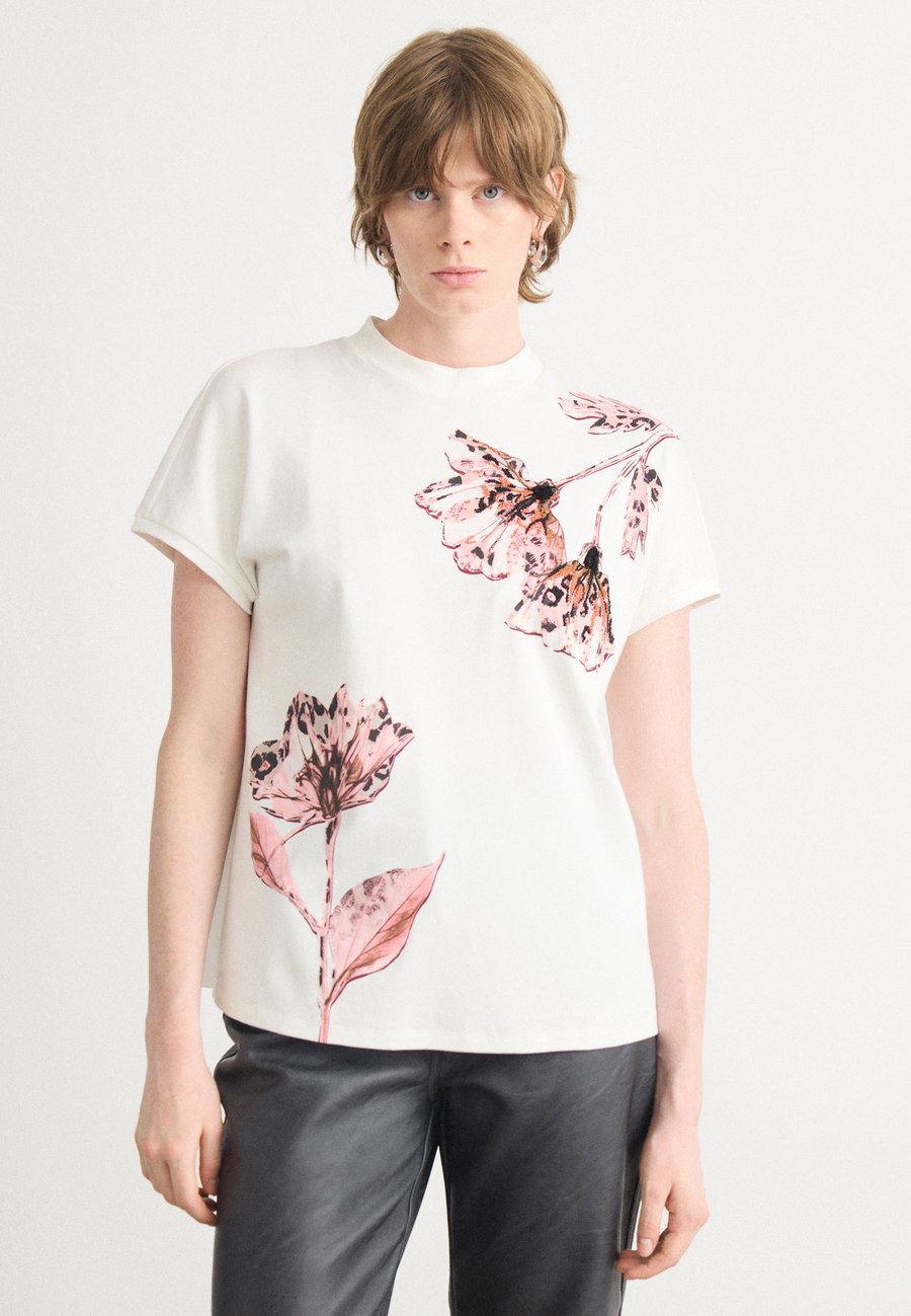 Футболка Marc Cain Print T-shirt, Off-White
Футболка Marc Cain Print T-shirt, Off-White