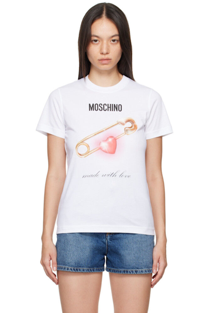 Футболка с изображением белой булавки в виде сердца Moschino
Футболка с изображением белой булавки в виде сердца Moschino