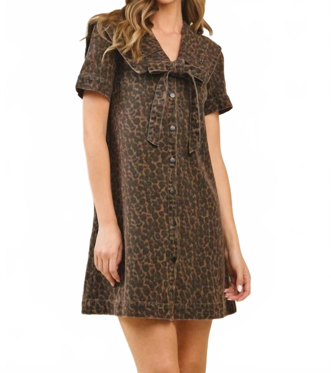 Ведущая за собой платье с воротником моряка в коричневом цвете с леопардовым принтом TCEC
Ведущая за собой платье с воротником моряка в коричневом цвете с леопардовым принтом TCEC
