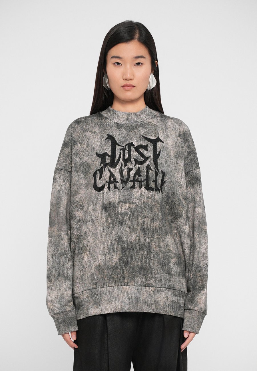 Толстовка Just Cavalli LOGO GOTHIC STRASS, Moon Rock/Purple
Толстовка Just Cavalli LOGO GOTHIC STRASS, Moon Rock/Purple