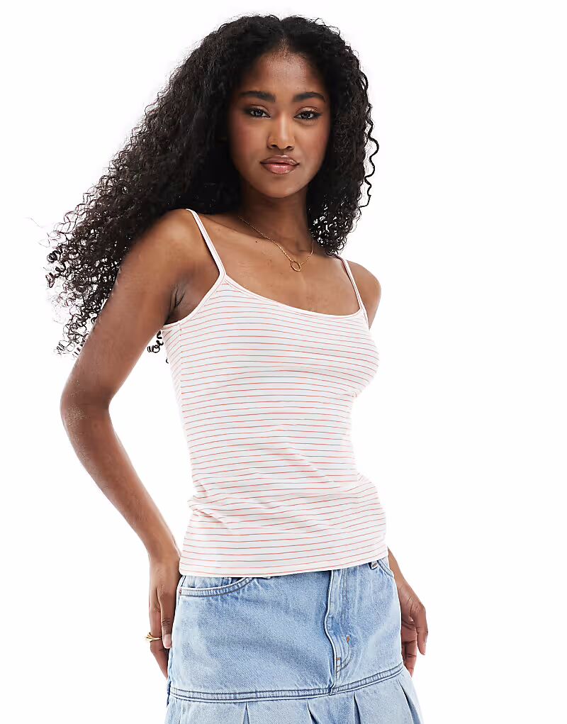 Укороченный топ-топ на бретелях от Monki в красную и белую полоску
Укороченный топ-топ на бретелях от Monki в красную и белую полоску