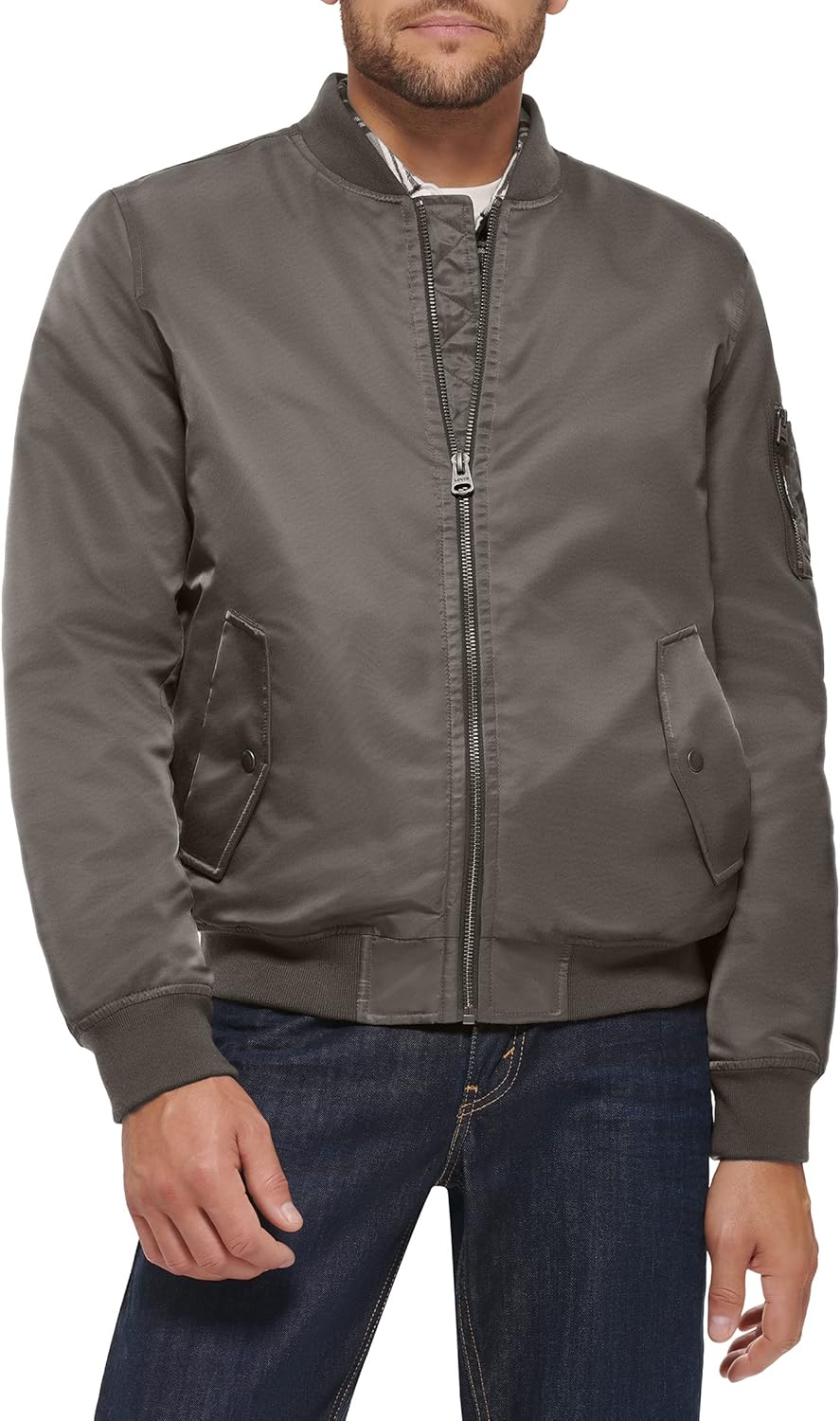 Легкая мужская куртка-бомбер Levi's MA-1 Flight на молнии, Army Green Ma-1 Filled
Легкая мужская куртка-бомбер Levi's MA-1 Flight на молнии, Army Green Ma-1 Filled