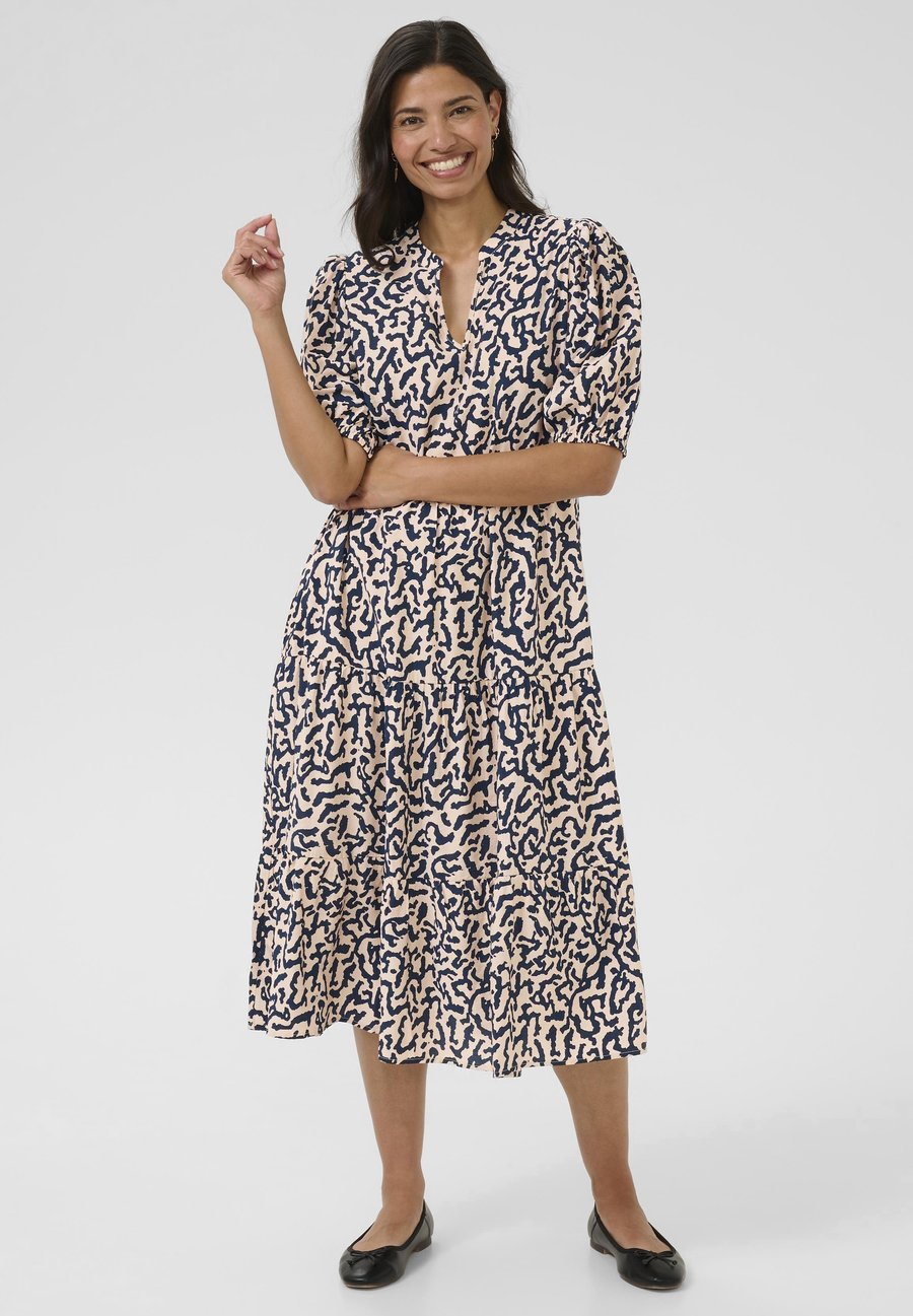 Платье Bon'A Parte KATANA, Midnight Rose Print/Dark Blue
Платье Bon'A Parte KATANA, Midnight Rose Print/Dark Blue