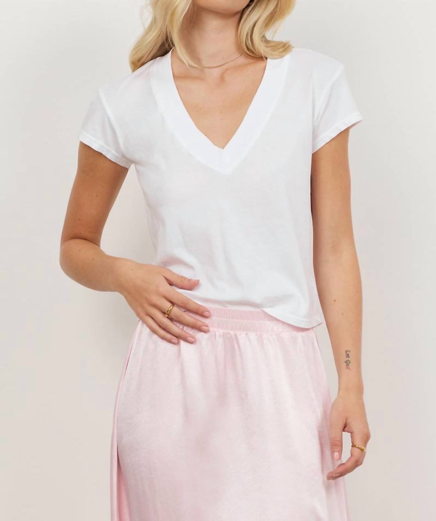 Футболка Suri Organic Deep V белого цвета LAmade 
Футболка Suri Organic Deep V белого цвета LAmade