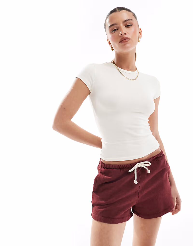 Короткие беговые шорты Pull&Bear красного цвета
Короткие беговые шорты Pull&Bear красного цвета