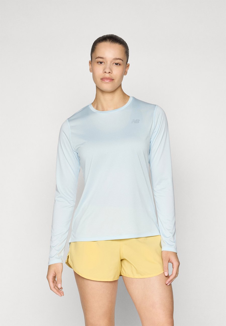 Топ New Balance SPORT ESSENTIALS LONG SLEEVE, Frosted Glass/Blue
Топ New Balance SPORT ESSENTIALS LONG SLEEVE, Frosted Glass/Blue