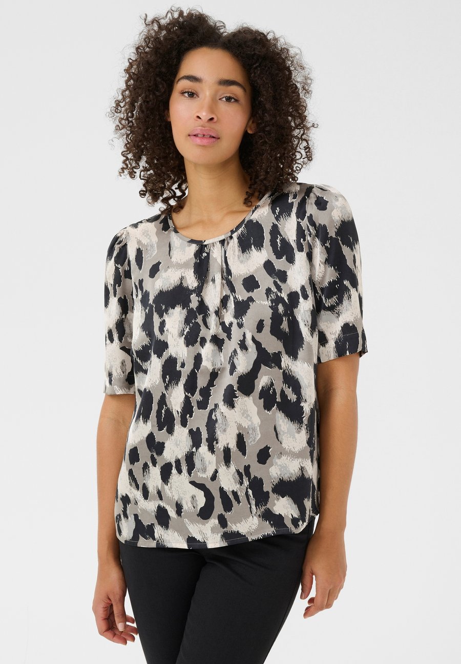 Блуза Kaffe KAADDISON WITH ROUND NECK, Grey Leopard Print/Grey
Блуза Kaffe KAADDISON WITH ROUND NECK, Grey Leopard Print/Grey