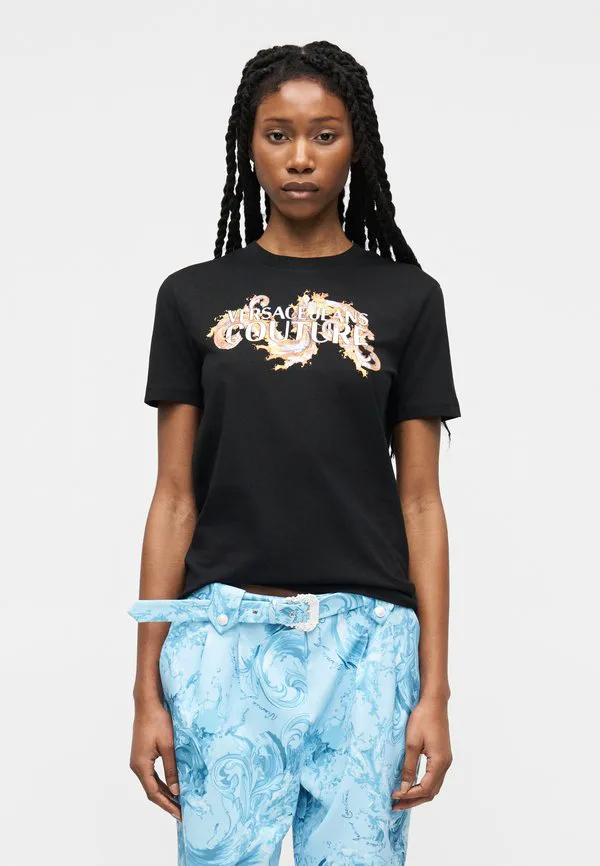 Футболка с принтом в виде волнистого логотипа. Versace Jeans Couture, Black/Gold-Coloured, Черный, Футболка с принтом в виде волнистого логотипа. Versace Jeans Couture, Black/Gold-Coloured
Футболка с принтом в виде волнистого логотипа. Versace Jeans Couture, Black/Gold-Coloured, Черный, Футболка с принтом в виде волнистого логотипа. Versace Jeans Couture, Black/Gold-Coloured