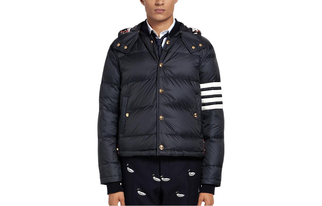 Четырехполосная бомбер THOM BROWNE, черный
Четырехполосная бомбер THOM BROWNE, черный