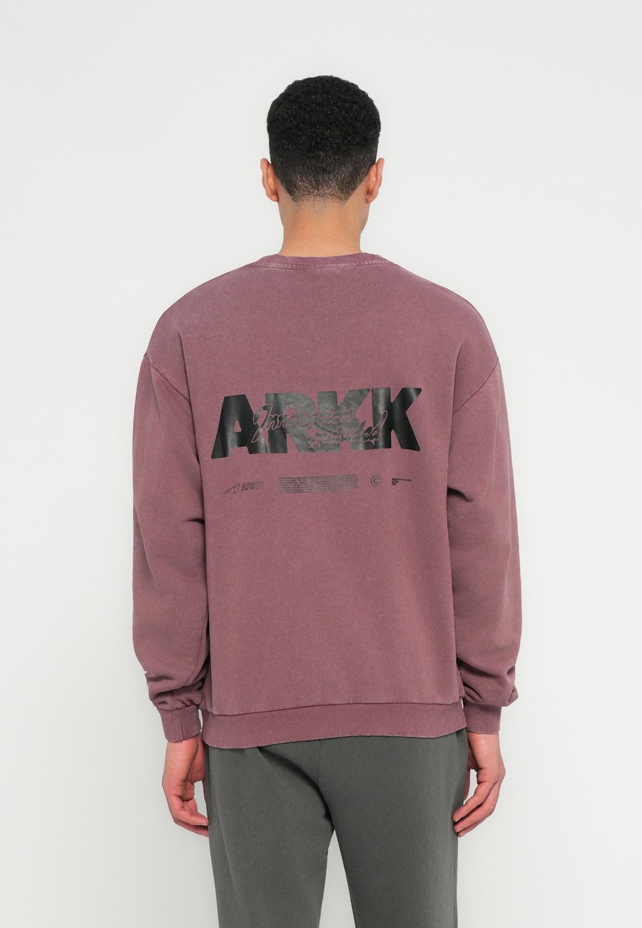 Толстовка ARKK Copenhagen BOXY CREW UNISEX, Muavé/Purple
Толстовка ARKK Copenhagen BOXY CREW UNISEX, Muavé/Purple