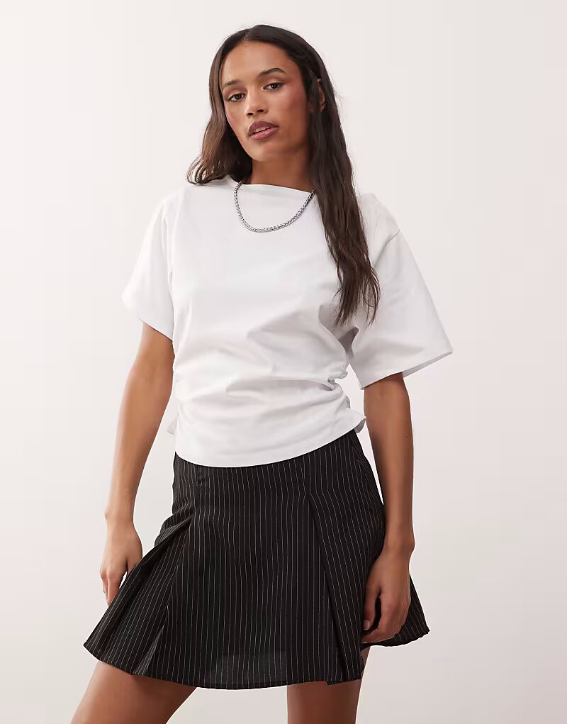 Футболка Reclaimed Vintage с косым вырезом, присборенной талией и сборками белого цвета
Футболка Reclaimed Vintage с косым вырезом, присборенной талией и сборками белого цвета