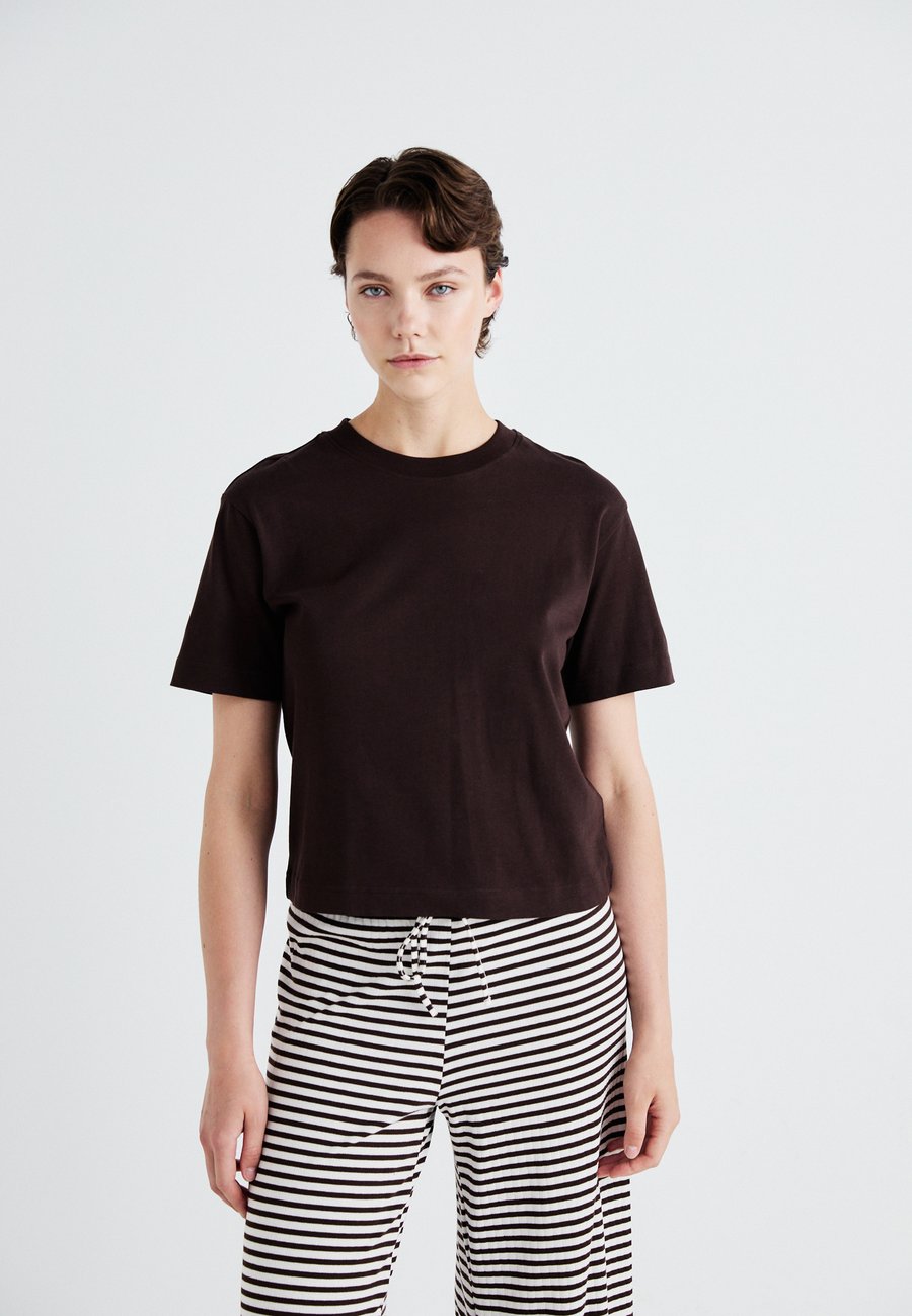 Футболка Gina Tricot BASIC TEE, Mole/Brown
Футболка Gina Tricot BASIC TEE, Mole/Brown