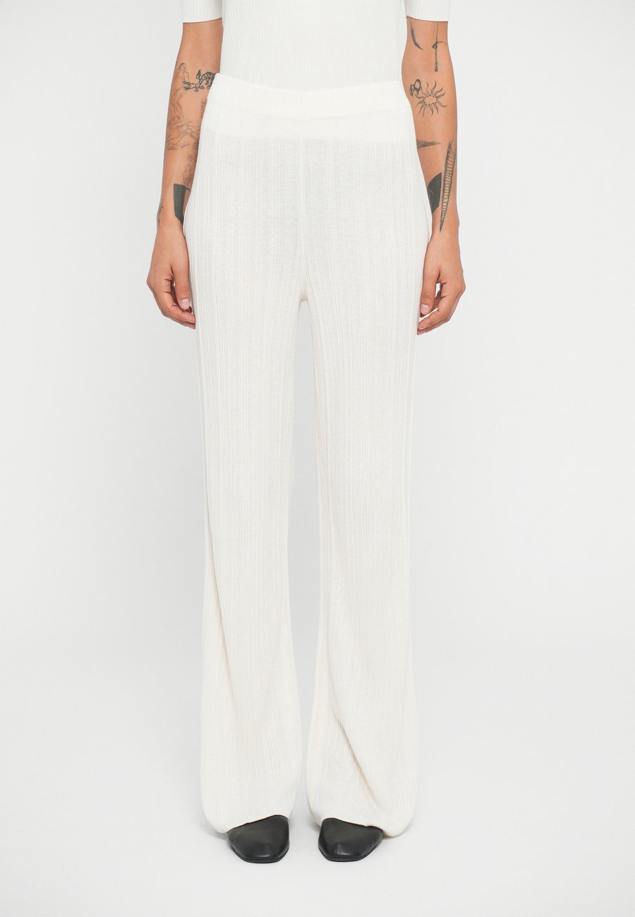 Брюки 440ME WIDE TROUSERS, Ecru/Off-White
Брюки 440ME WIDE TROUSERS, Ecru/Off-White