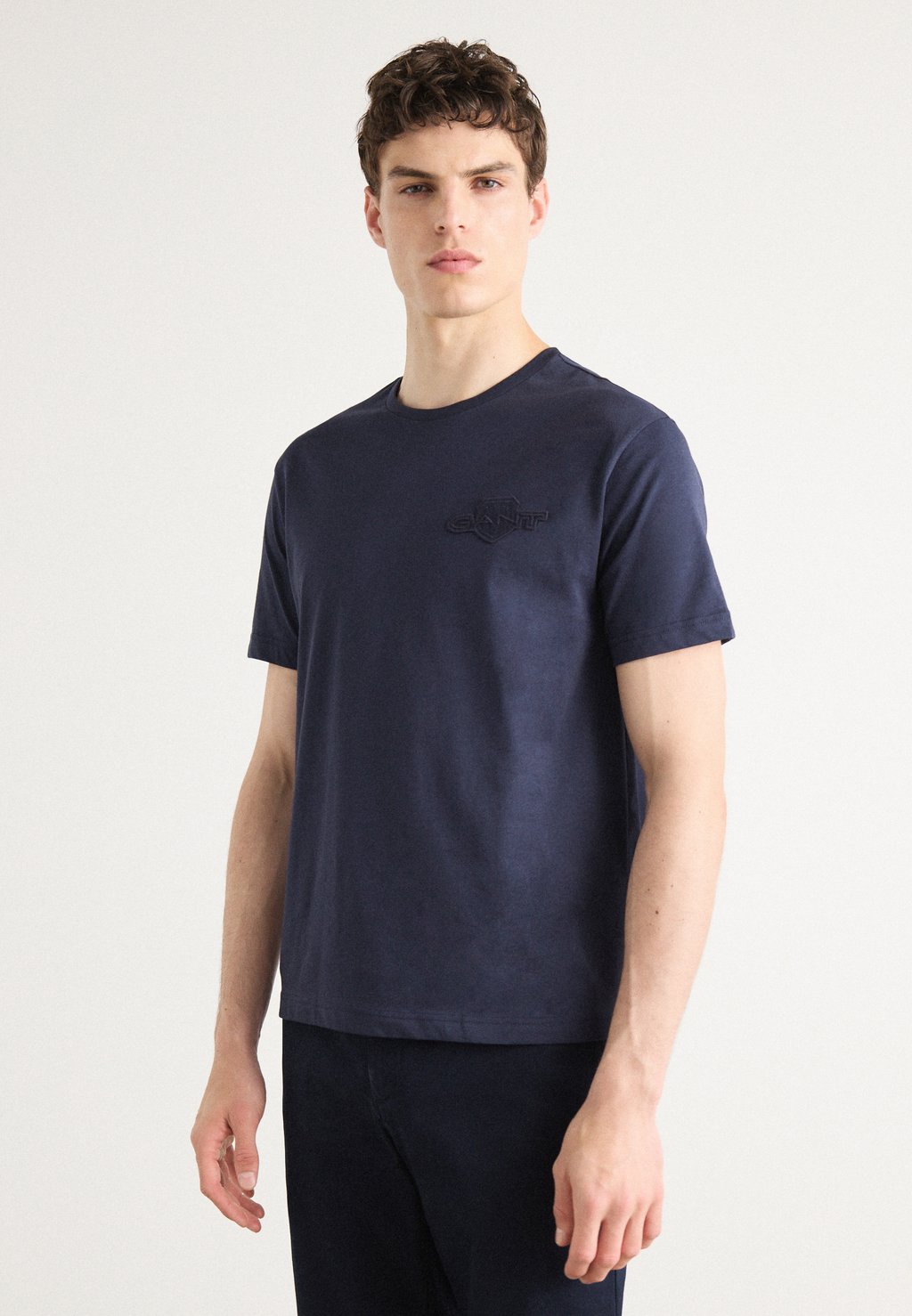 Футболка с принтом TONAL SHIELD GANT, темно-синий 
Футболка с принтом TONAL SHIELD GANT, темно-синий