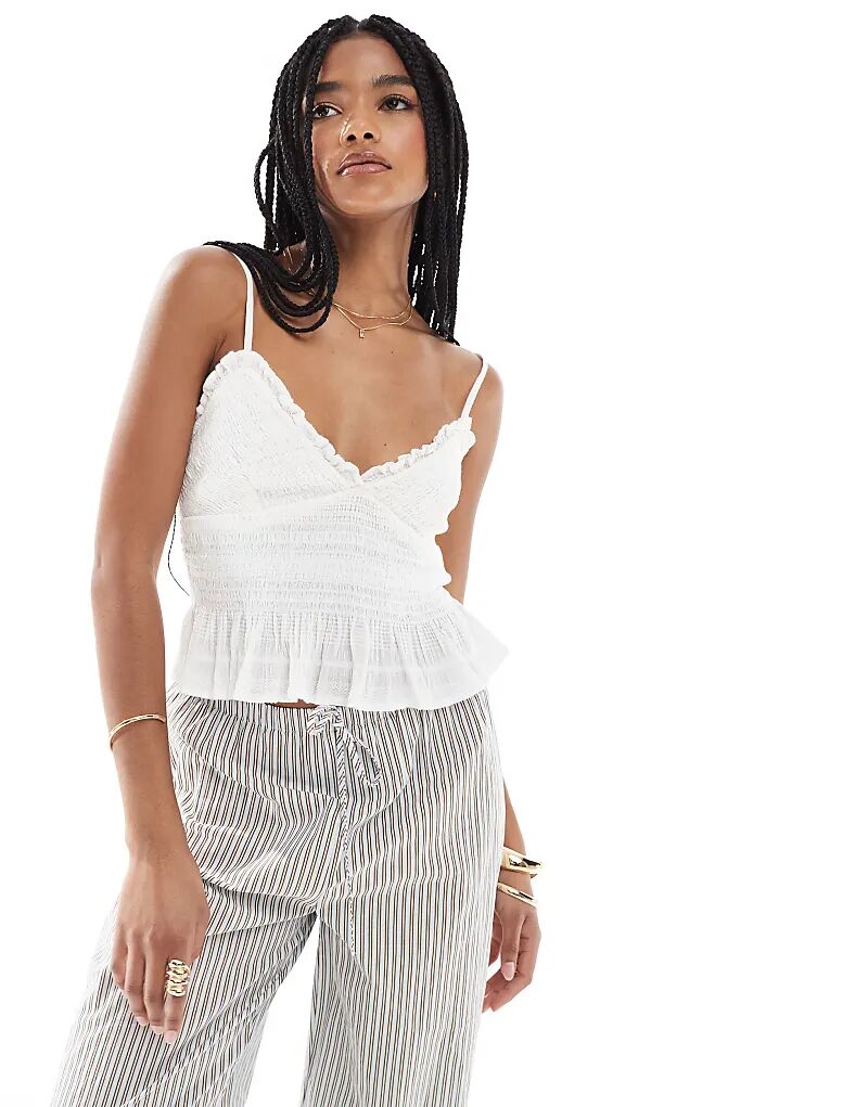 Приталенный топ Stradivarius с оборками цвета экрю 
Приталенный топ Stradivarius с оборками цвета экрю