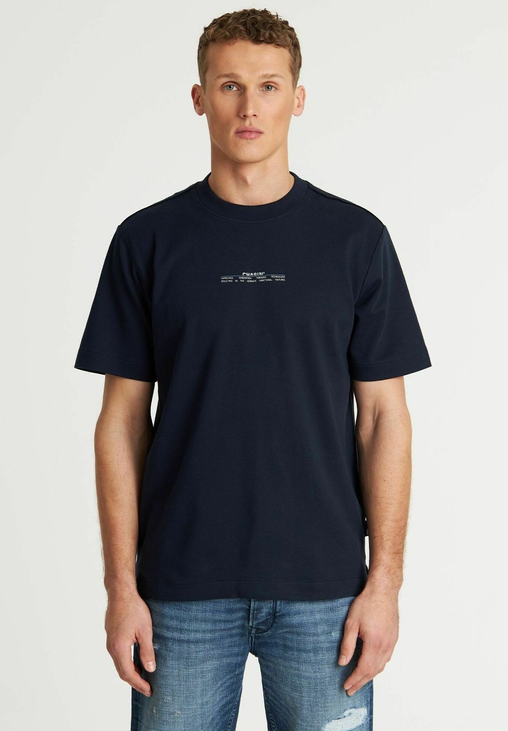 Футболка с принтом EMBER CHASIN', темно-синий
Футболка с принтом EMBER CHASIN', темно-синий