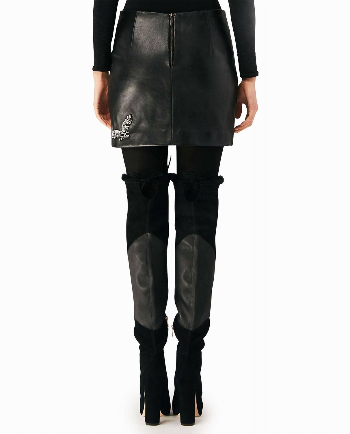 Черная кожаная мини-юбка с орлом и украшением Nicole Miller
Черная кожаная мини-юбка с орлом и украшением Nicole Miller