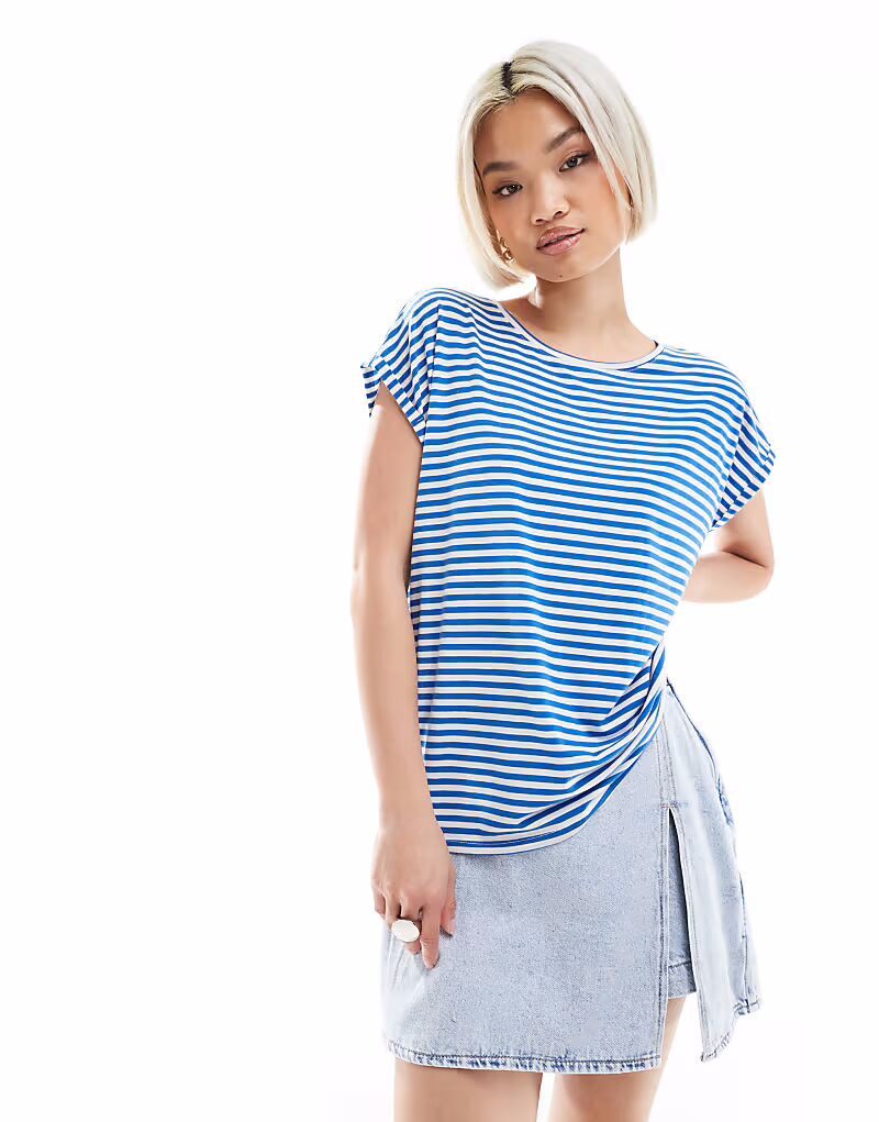 Футболка Vero Moda oversize в полоску светло-голубого и белого цвета 
Футболка Vero Moda oversize в полоску светло-голубого и белого цвета