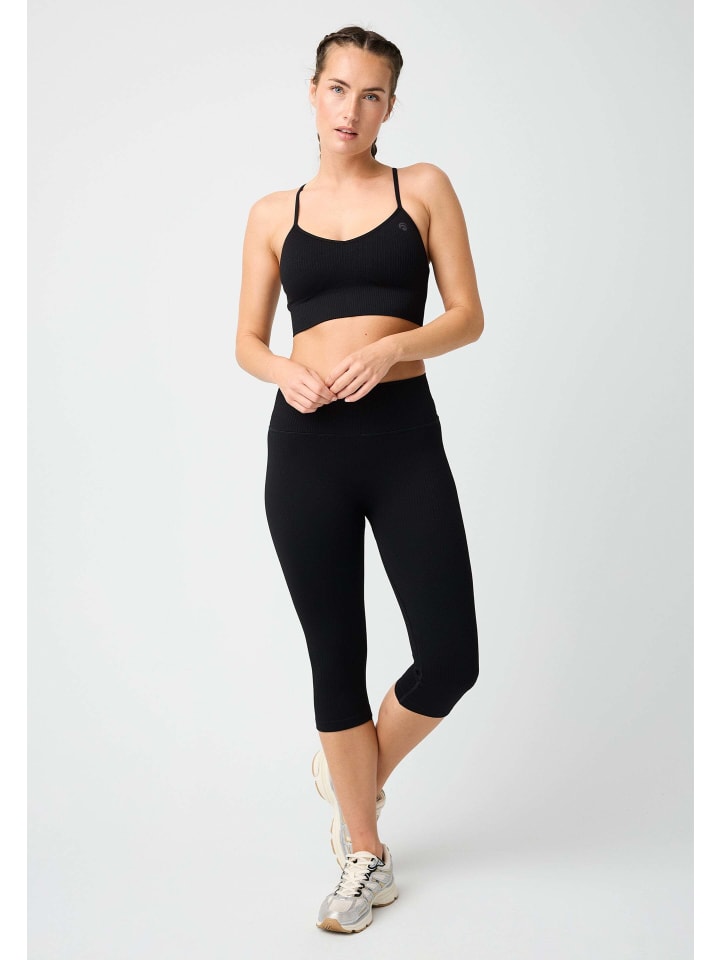 OCEANSAPART Брюки-капри Maya черного цвета
OCEANSAPART Брюки-капри Maya черного цвета