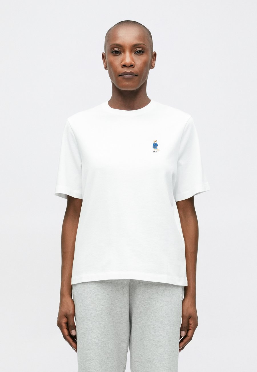 Футболка Maison Kitsuné DRESSED FOX COMFORT TEE, White
Футболка Maison Kitsuné DRESSED FOX COMFORT TEE, White