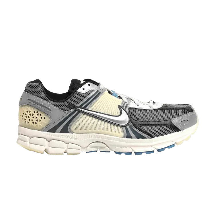 Кроссовки Cheung Ka Long x Air Zoom Vomero 5 'Don't Lose Your Way', серый
Кроссовки Cheung Ka Long x Air Zoom Vomero 5 'Don't Lose Your Way', серый