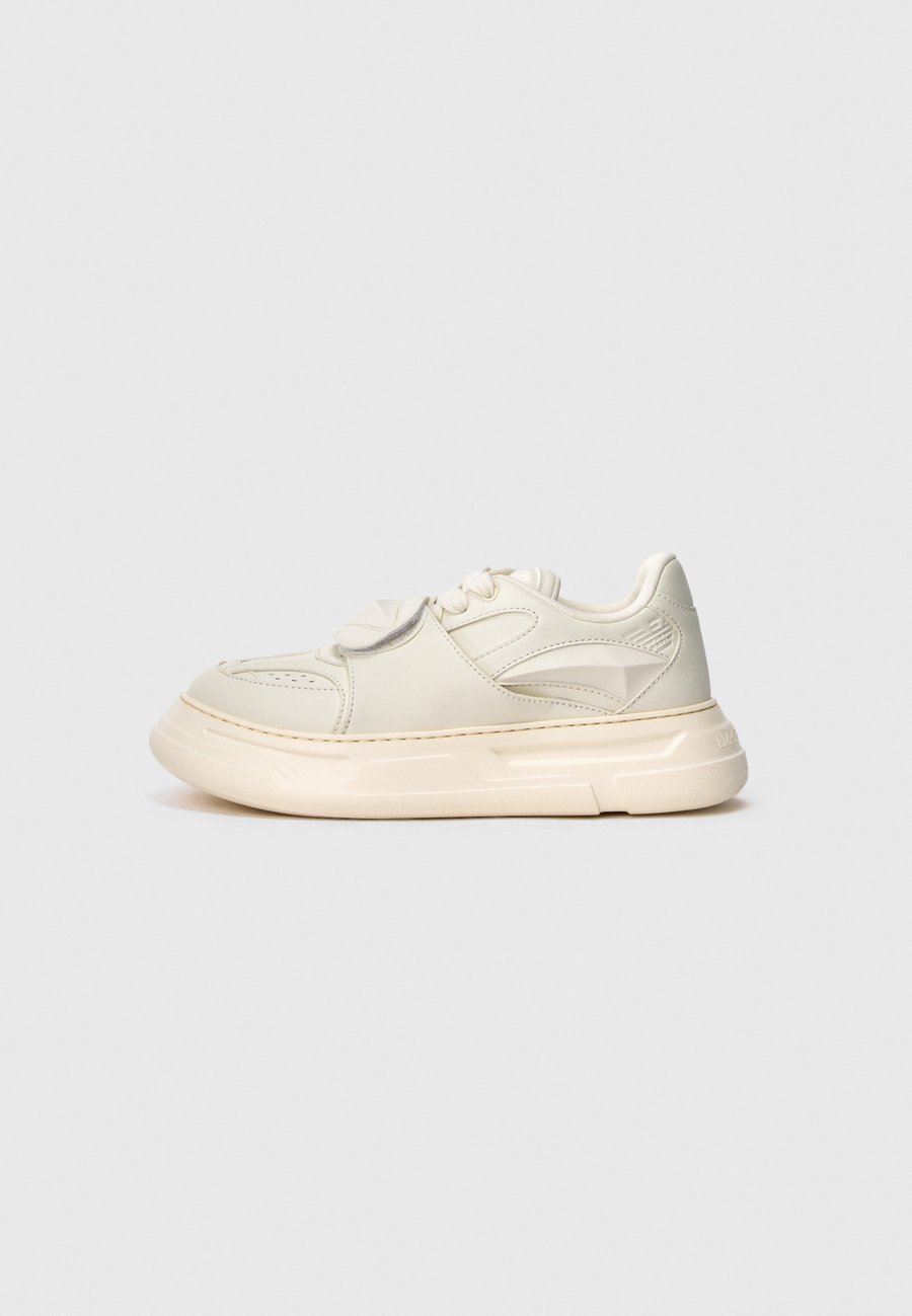 Кроссовки Emporio Armani Trainers, Off-White
Кроссовки Emporio Armani Trainers, Off-White
