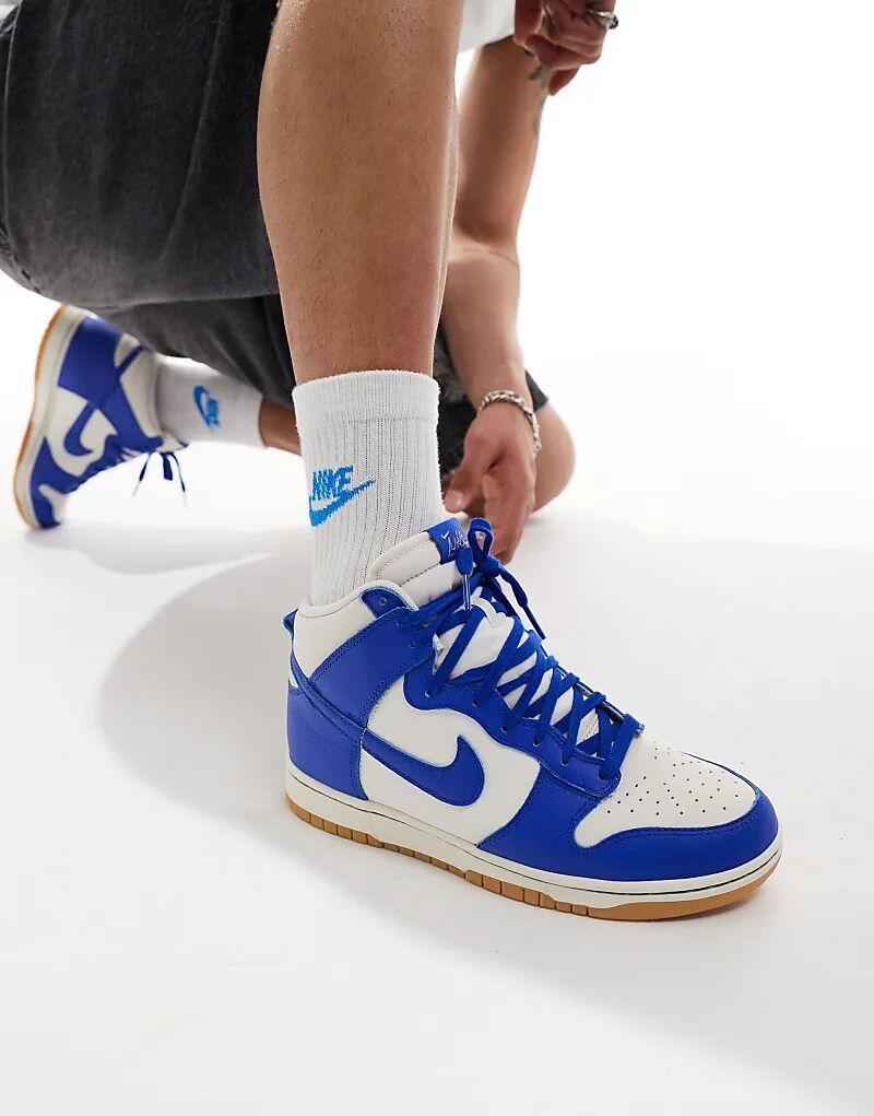 Кроссовки Dunk High SE белого и синего цвета Nike
Кроссовки Dunk High SE белого и синего цвета Nike
