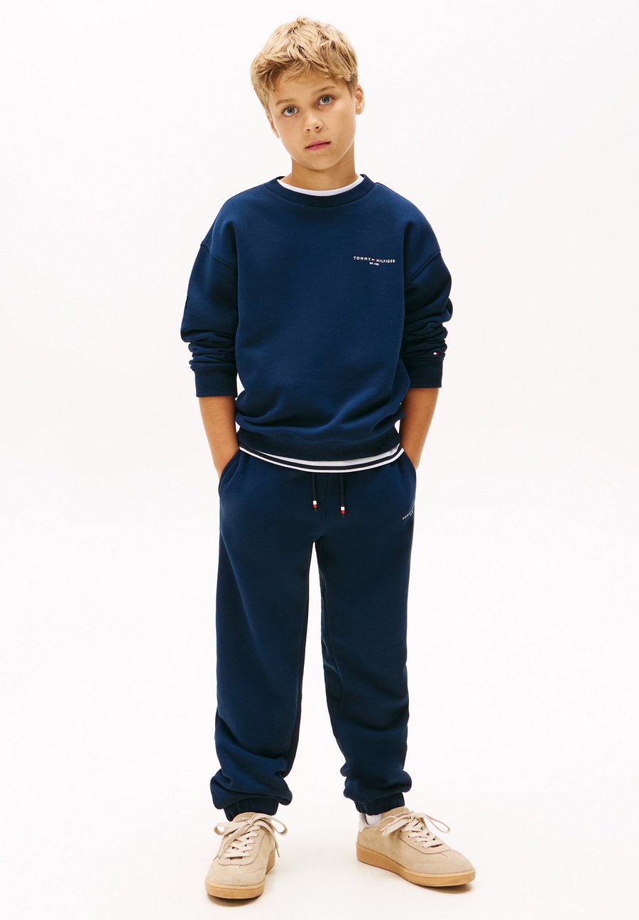 Толстовка Tommy Hilfiger MINI CORP C NECK UNISEX SET, Dark Night Navy/Dark Blue
Толстовка Tommy Hilfiger MINI CORP C NECK UNISEX SET, Dark Night Navy/Dark Blue