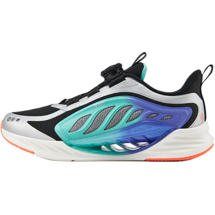 Детские кроссовки для бега X FLOW 8.0 с амортизаторами, балансом отскока и износостойкостью. Низкий верх. XTEP, черный/серебряный 
Детские кроссовки для бега X FLOW 8.0 с амортизаторами, балансом отскока и износостойкостью. Низкий верх. XTEP, черный/серебряный