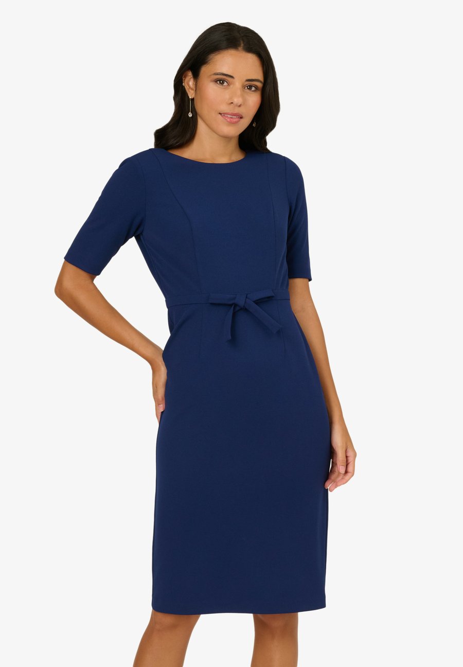 Платье Adrianna Papell MINI BOW FRONT SHEATH, Navy Sateen/Dark Blue
Платье Adrianna Papell MINI BOW FRONT SHEATH, Navy Sateen/Dark Blue
