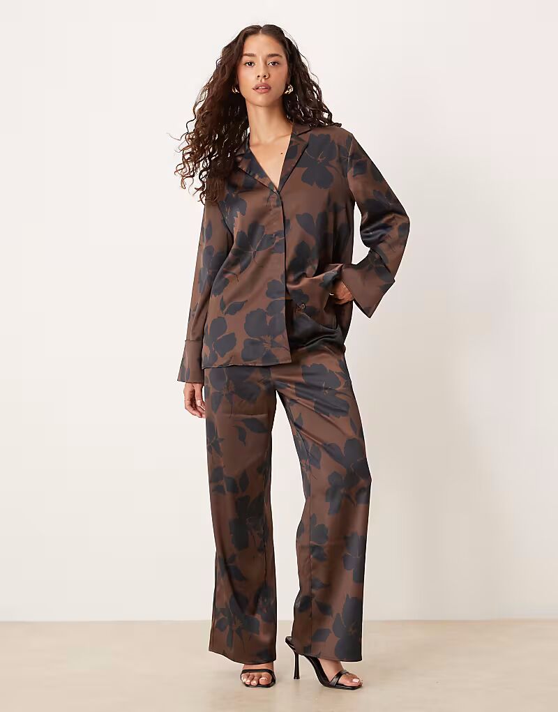 Брюки с широкими штанинами и шоколадным абстрактным принтом Pretty Lavish
Брюки с широкими штанинами и шоколадным абстрактным принтом Pretty Lavish