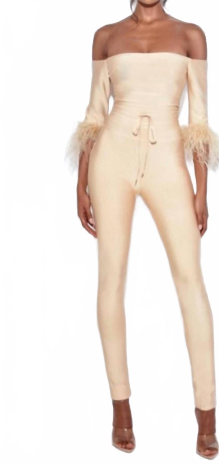 Квадра Бежевый комбинезон с открытыми плечами Miss Circle
Квадра Бежевый комбинезон с открытыми плечами Miss Circle