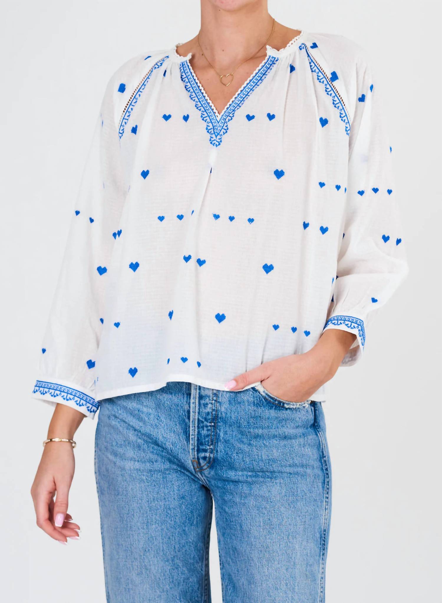 Блузка с V-образным вырезом и вышивкой в бело-голубой гамме M.A.B.E.
Блузка с V-образным вырезом и вышивкой в бело-голубой гамме M.A.B.E.