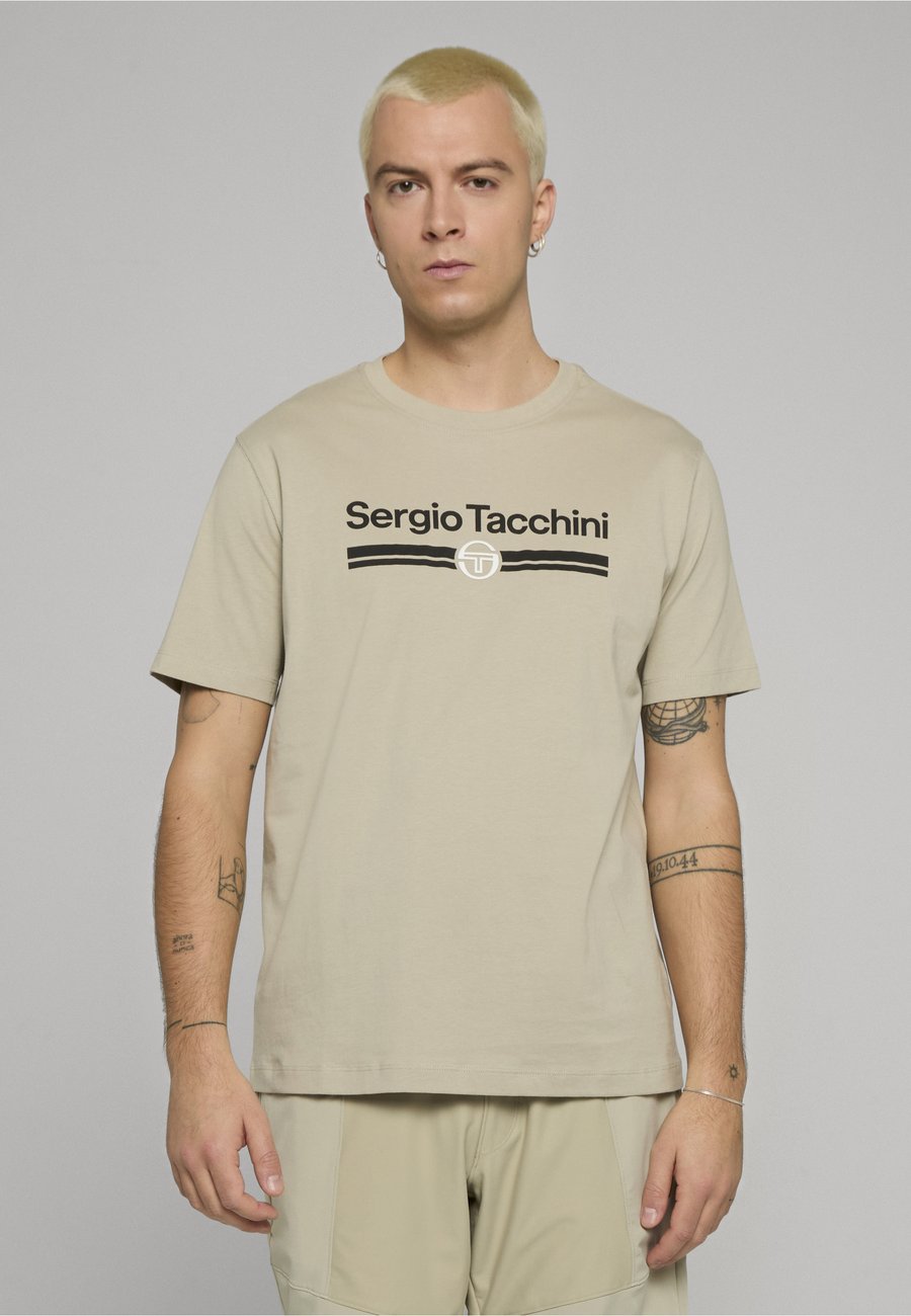 Футболка Sergio Tacchini MARCHIO CO, Abbey Stone Black/Black, Черный, Футболка Sergio Tacchini MARCHIO CO, Abbey Stone Black/Black
Футболка Sergio Tacchini MARCHIO CO, Abbey Stone Black/Black, Черный, Футболка Sergio Tacchini MARCHIO CO, Abbey Stone Black/Black
