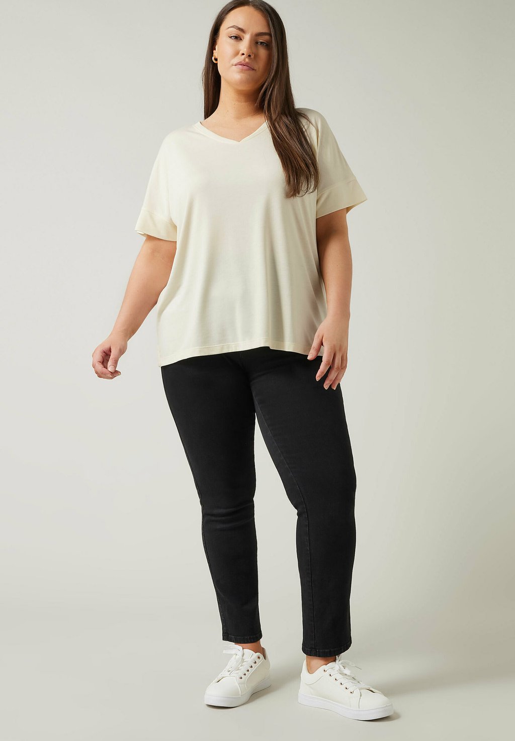 Базовая футболка V-NECK RICH Evans, молочный
Базовая футболка V-NECK RICH Evans, молочный