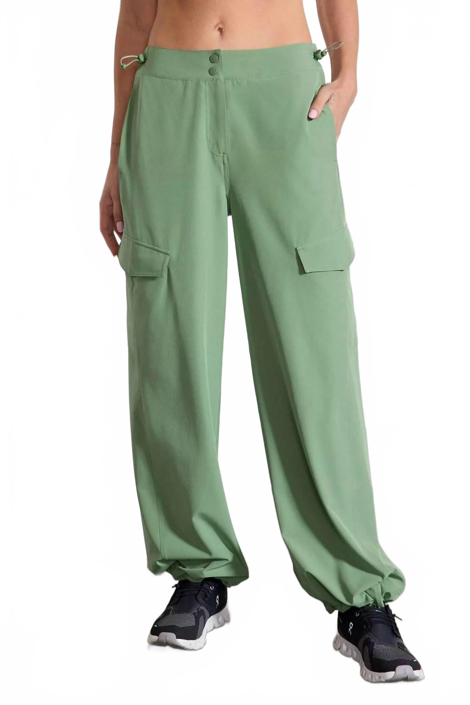 Вдохновляющие грузовые брюки в цвете Hedge Green MPG Sport
Вдохновляющие грузовые брюки в цвете Hedge Green MPG Sport