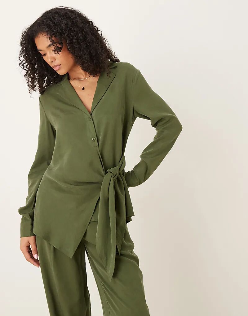 Мягкая рубашка ASOS DESIGN с драпировкой спереди и завязкой цвета хаки
Мягкая рубашка ASOS DESIGN с драпировкой спереди и завязкой цвета хаки