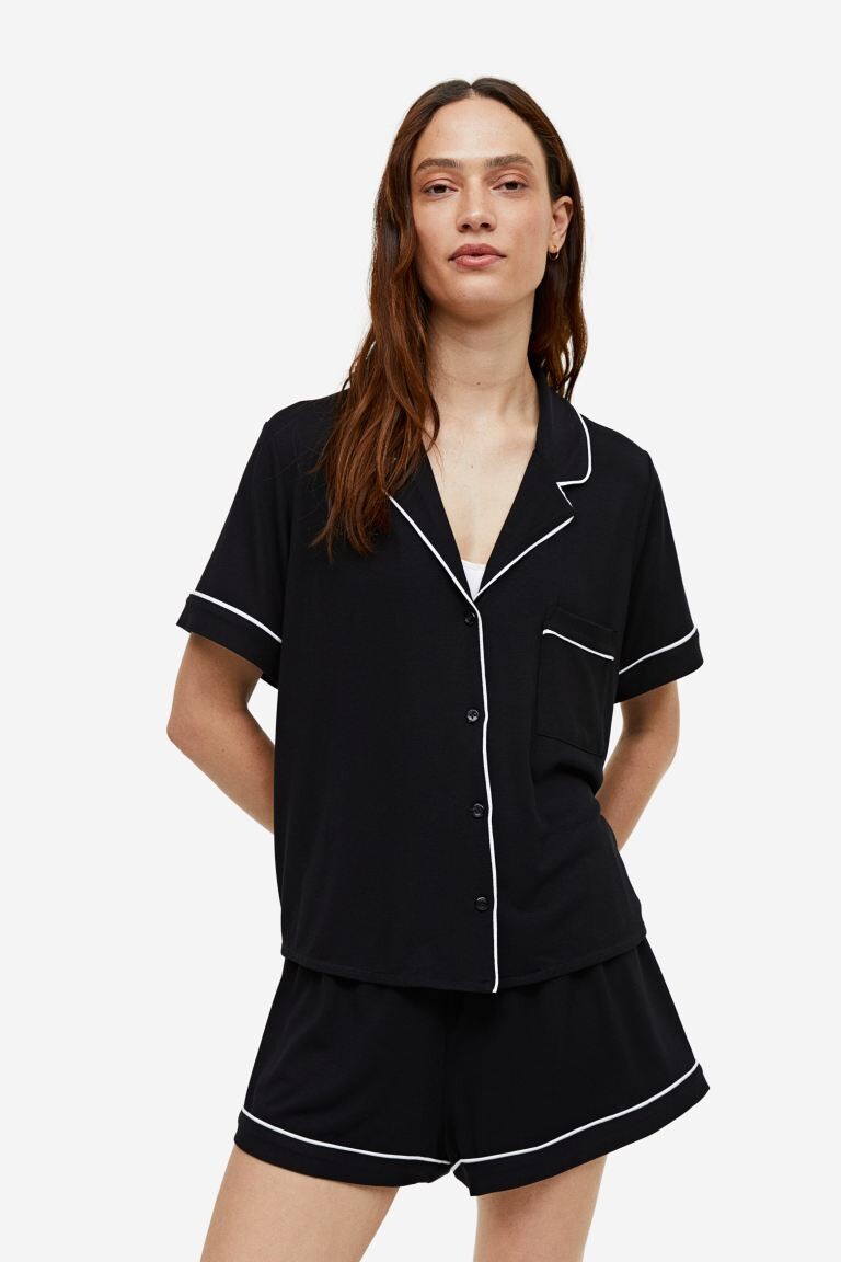 Пижамный комплект из рубашки и шорт H&M
Пижамный комплект из рубашки и шорт H&M