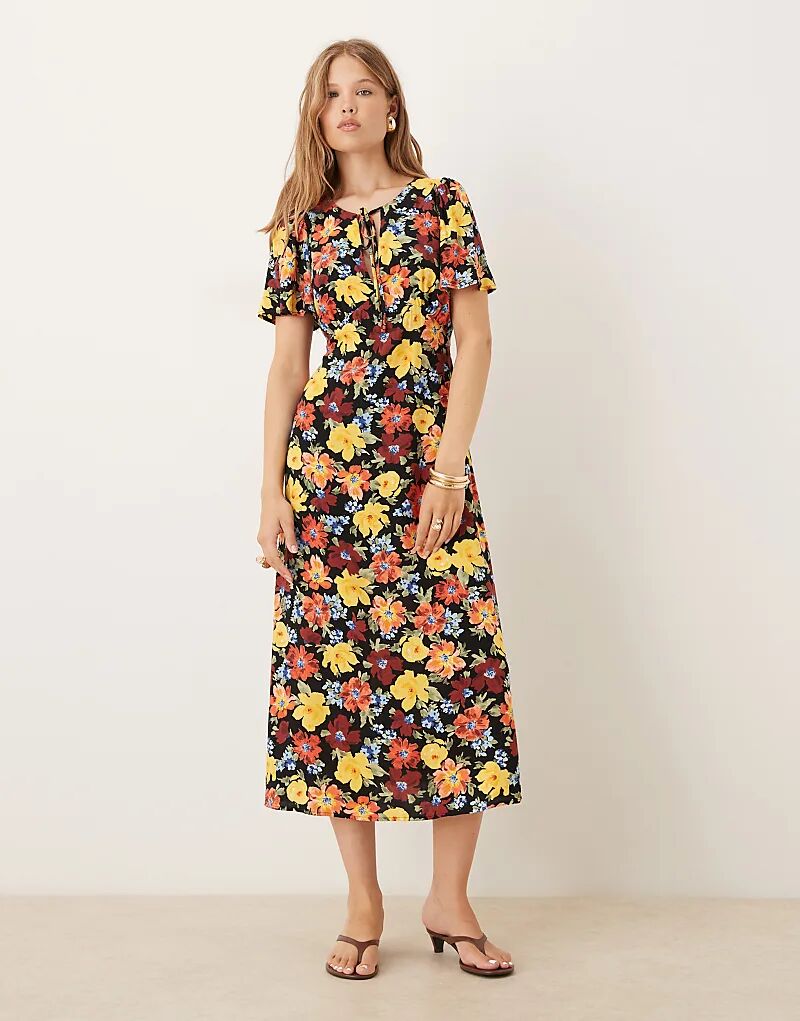 Платье миди с рукавами-крылышками от Nobody's Child Anna с ярким цветочным принтом
Платье миди с рукавами-крылышками от Nobody's Child Anna с ярким цветочным принтом