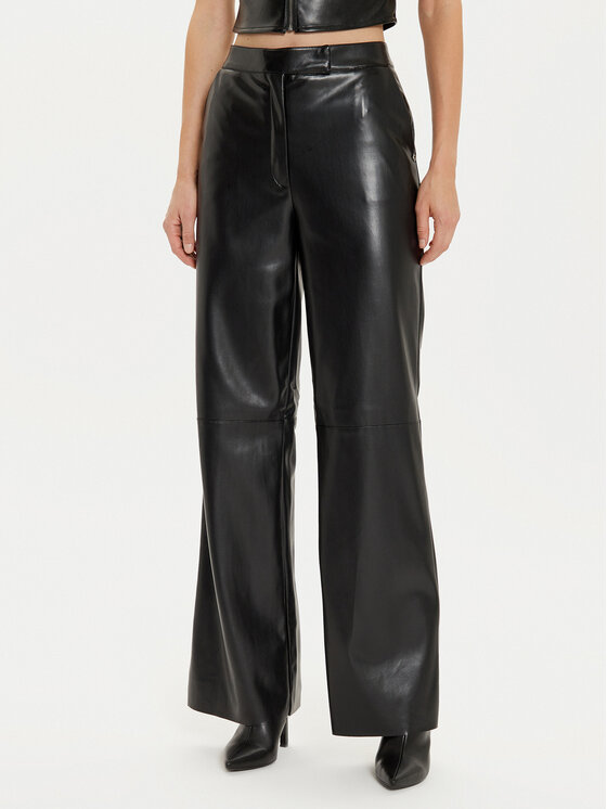 Брюки стандартного кроя из искусственной кожи Guess, черный
Брюки стандартного кроя из искусственной кожи Guess, черный