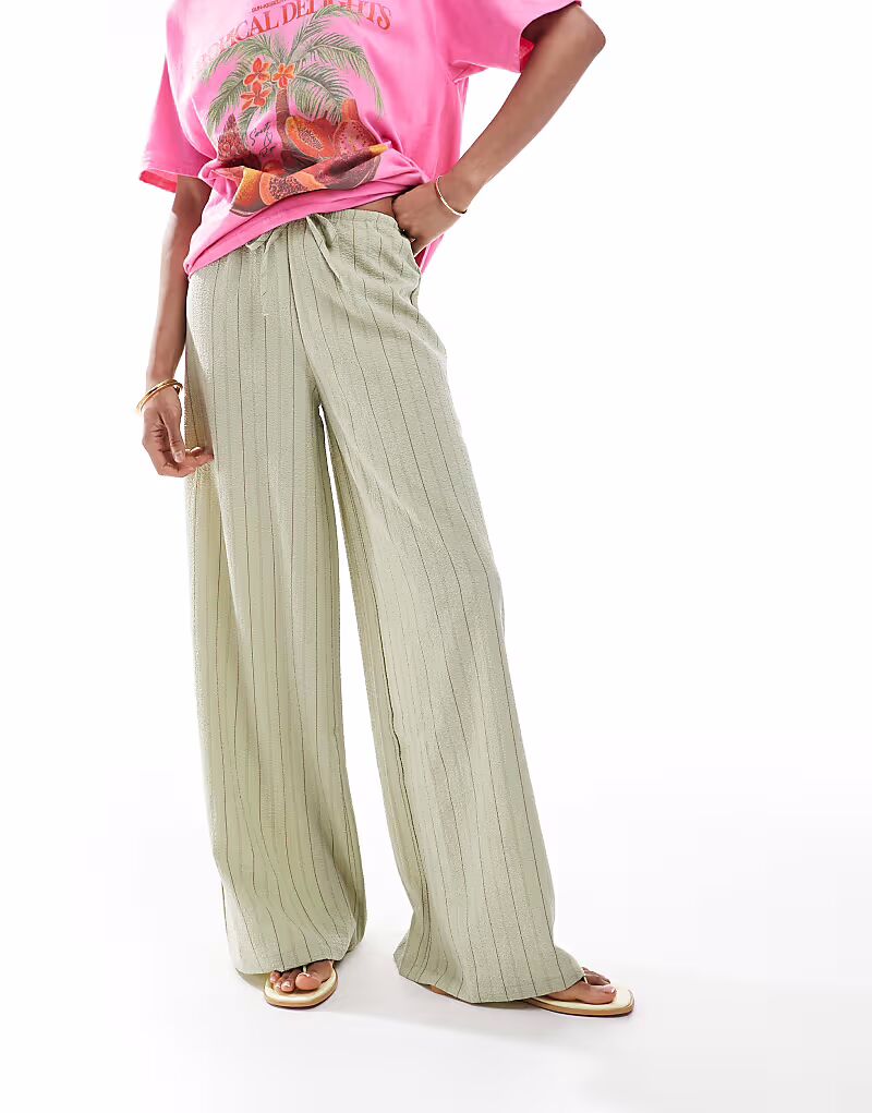 Широкие брюки Stradivarius Tall из льна в полоску цвета хаки
Широкие брюки Stradivarius Tall из льна в полоску цвета хаки