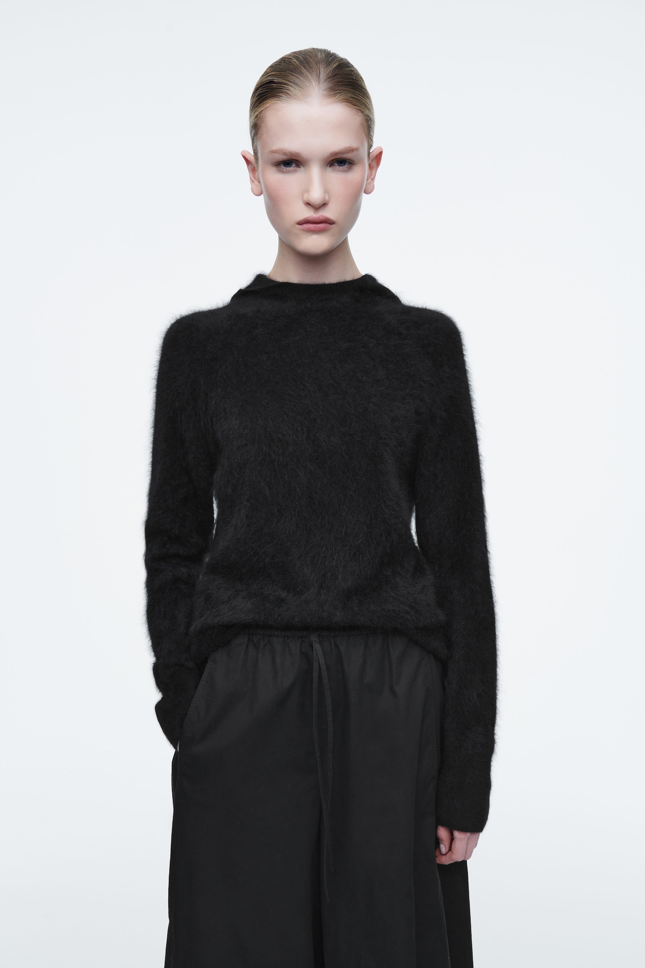 Толстовка с капюшоном из матового кашемира COS, черный
Толстовка с капюшоном из матового кашемира COS, черный