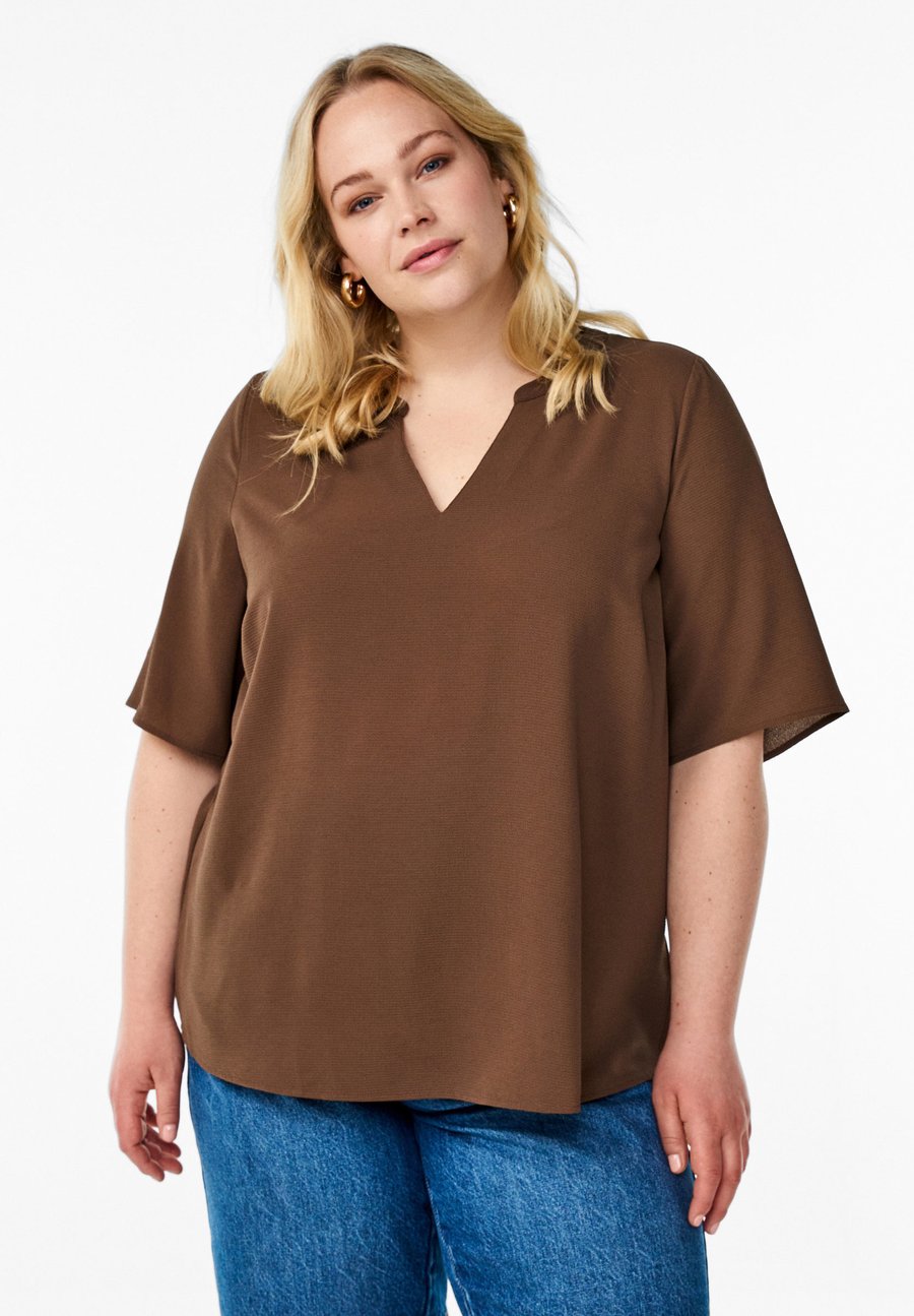 Блуза Zizzi KURZÄRMLIGE MIT V-AUSSCHNITT, Rain Drum/Brown
Блуза Zizzi KURZÄRMLIGE MIT V-AUSSCHNITT, Rain Drum/Brown