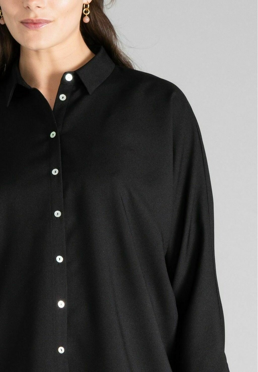 Блузка на пуговицах FOUCAULT RECYCLED Jascha Stockholm, черный 
Блузка на пуговицах FOUCAULT RECYCLED Jascha Stockholm, черный