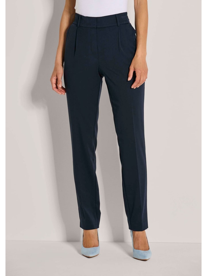 MADELEINE Зауженные деловые брюки из эластичной ткани темно-синего цвета
MADELEINE Зауженные деловые брюки из эластичной ткани темно-синего цвета