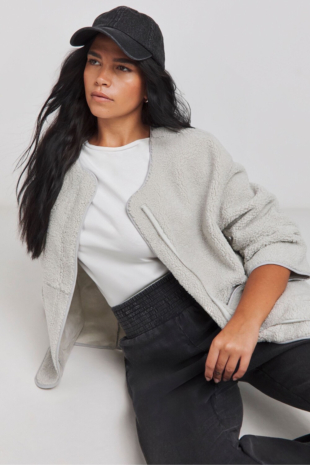 Куртка из искусственного меха с круглым вырезом и молнией Simply Be, серый
Куртка из искусственного меха с круглым вырезом и молнией Simply Be, серый