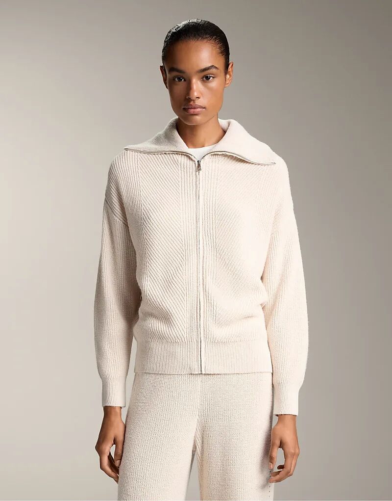 Трикотажный жакет OYSHO с воротником-лацканом цвета слоновой кости и экрю
Трикотажный жакет OYSHO с воротником-лацканом цвета слоновой кости и экрю